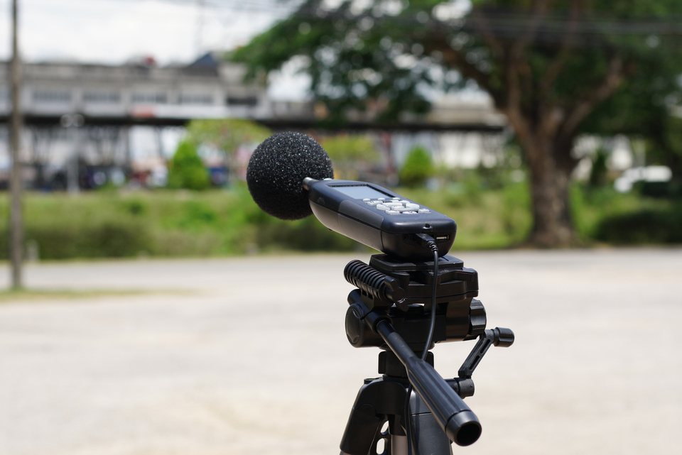 Micrófono montado en un trípode en un parque